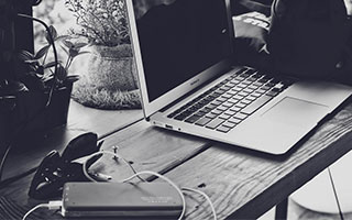 詹姆斯晒在家中玩高尔夫游戏：⛳️巡回赛冠军